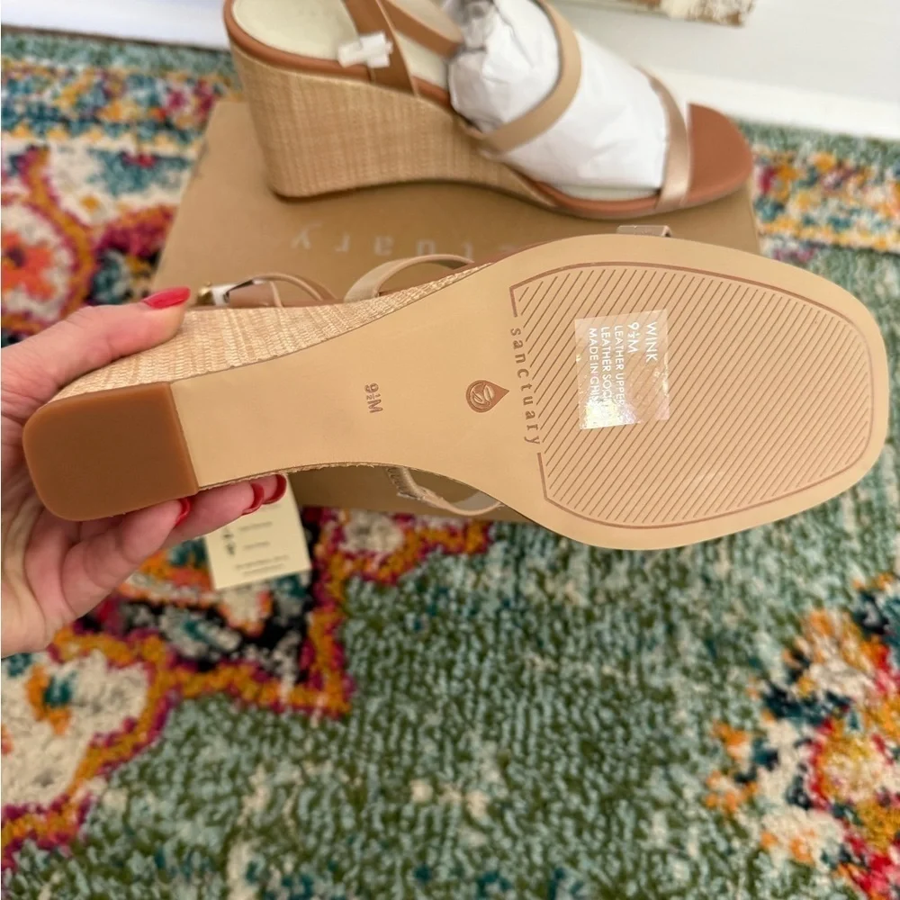 New in Box Sanctuary Tan and Cream Wedge Sandals Wink Size 9.5